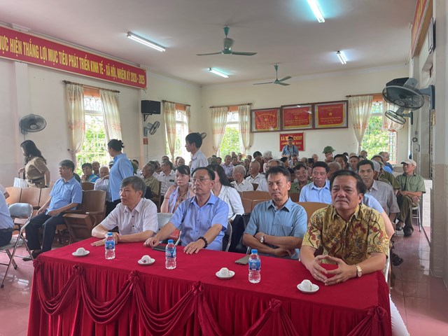 Quang cảnh chương trình thăm khám và tư vấn sức khoẻ cho các đối tượng chính sách tại trụ sở UBND xã Trực Chính, huyện Trực Ninh, tỉnh Nam Định.