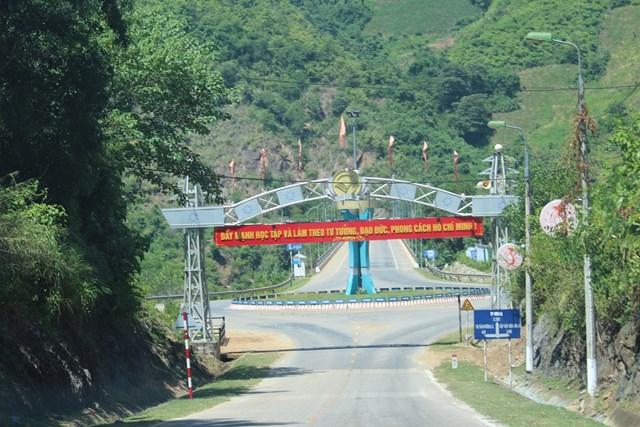 Hệ thống đường giao thông trên địa bàn huyện Yên Châu rất khang trang.