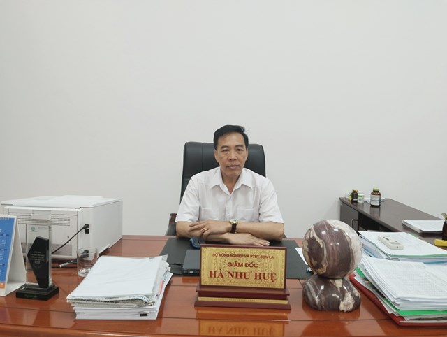 Ông Hà Như Huệ, Giám đốc Sở NNPTNT tỉnh trao đổi với phóng viên về các sản phẩm OCOP trên địa bàn tỉnh. Ảnh: Nam Trứ.