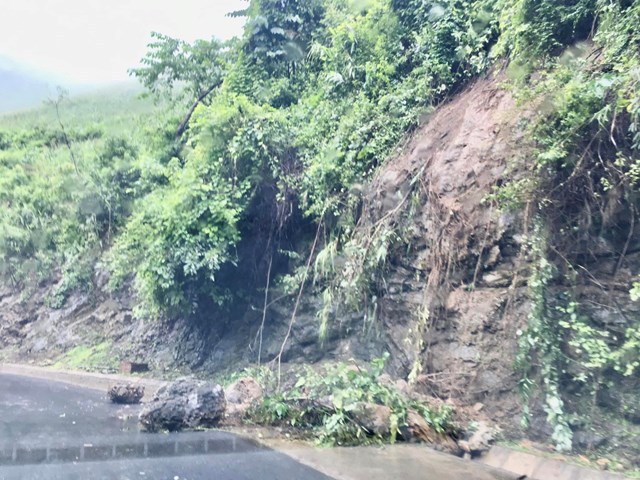 Nhiều điểm sạt lở do mưa bão trên địa bàn xã Mường Bú, huyện Mường La, công tác đảm bảo an toàn khi có sự cố xảy ra được thực hiện tốt bằng máy xúc và hướng dẫn người dân đi qua. Ảnh: Phi Long.