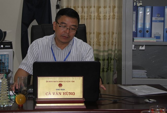 Ông Cà Văn Hùng - Chủ tịch UBND xã Nặm Păm, huyện Mường La trao đổi với phóng viên về tình hình mưa bão và công tác đảm bảo an toàn cho người dân trên địa bàn xã. Ảnh: Phi Long.