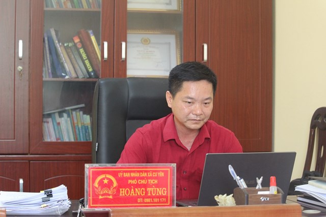 Ông Nguyễn Tạ Tấn - Phó Chủ tịch UBND xã Ba Trại, trao đổi với phóng viên về tình hình phát triển kinh tế - xã hội trên địa bàn xã trong 6 tháng đầu năm 2023. Ảnh: Phi Long.