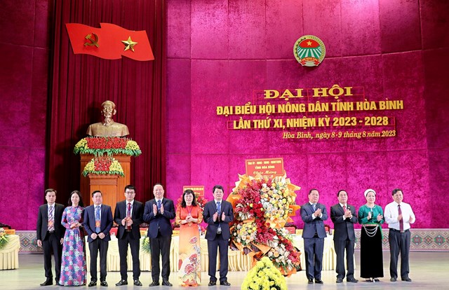 Ông Nguyễn Phi Long, Ủy viên dự khuyết Trung ương Đảng, Bí thư Tỉnh ủy Hòa Bình tặng hoa chúc mừng Đại hội đại biểu Hội Nông dân tỉnh Hòa Bình khóa XI, nhiệm kỳ 2023 - 2028.