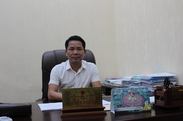 Ông Nguyễn Văn Bắc - Chủ tịch UBND huyện Mường La trao đổi với phóng viên về những kết quả đạt được trong công tác xây dựng Nông thôn mới - Ảnh: Thạch Văn.