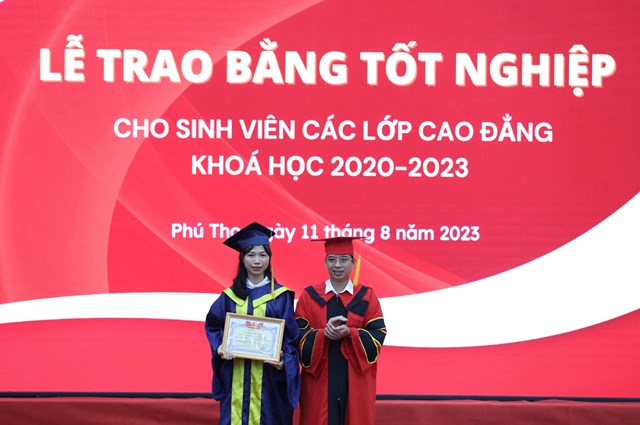 TS.BS Nguyễn Quang Ân trao bằng tốt nghiệp cho sinh viên xuất sắc.