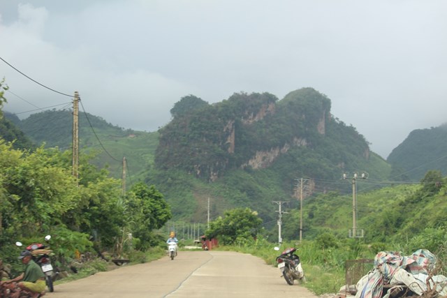 Một số tuyến đường đi qua các bản xã Nặm Păm qua đỉnh Sam Sít đã được bê tông hóa. Ảnh: Phi Long.