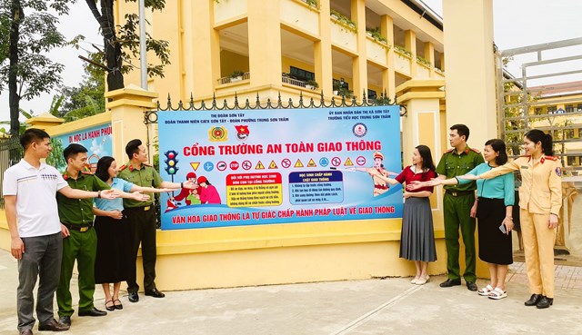 Hà Nội: Đội CSGT - TT, Công an thị xã Sơn Tây đảm bảo trật tự an toàn giao thông ở khu vực ngoại thành - Ảnh 2