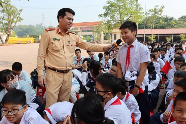 Đặc biệt, Đội Cảnh sát giao thông, trật tự, Công an thị xã Sơn Tây, TP. Hà Nội còn thực hiện nhiều hoạt động ý nghĩa như hiến máu nhân đạo, tiếp sức mùa thi, 