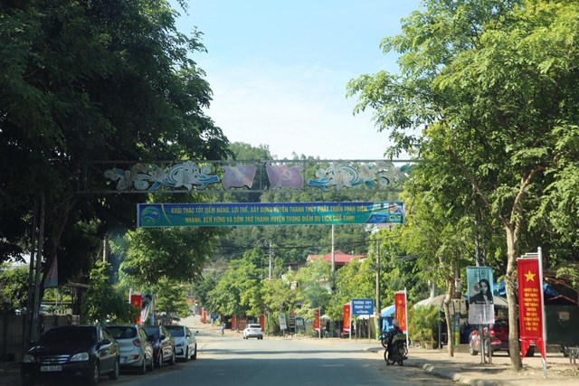 Hệ thống đường giao thông nông thôn trên địa bàn huyện Thanh Thủy rất khang trang, sạch đẹp. Ảnh: Phi Long.