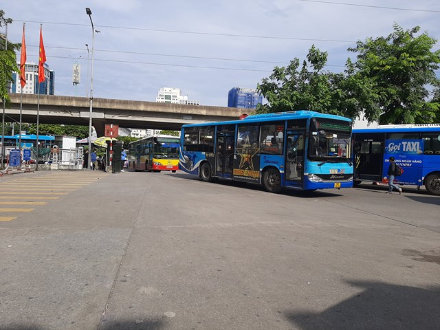 C&aacute;c tuyến xe bu&yacute;t g&oacute;p phần di chuyển trong nội đ&ocirc; của h&agrave;nh kh&aacute;ch khi ra v&agrave;o bến.