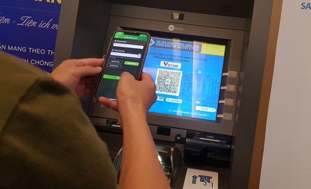 Chính thức được rút tiền liên ngân hàng tại ATM bằng mã QR - Ảnh 1