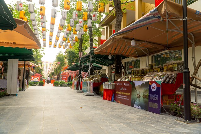 Các gian hàng trưng bày giới thiệu các sản phẩm nông sản, sản phẩm đặc trưng OCOP trong và ngoài tỉnh Phú Thọ tại không gian Phố đi bộ Nhật 