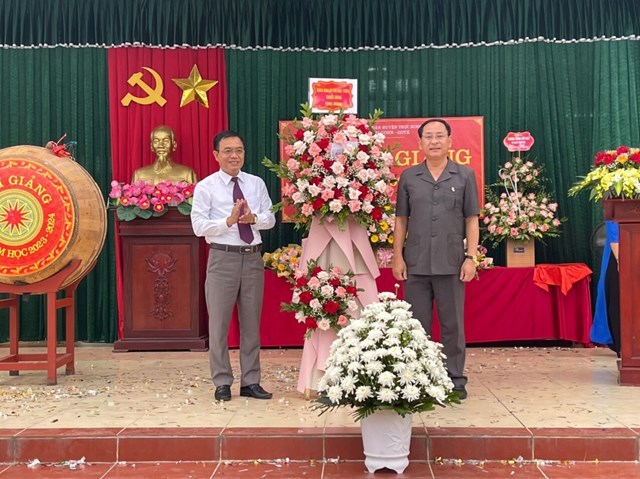 Đại diện trường Cao đẳng Công nghệ Y - Dược Việt Nam tặng hoa chúc mừng thầy trò Trung tâm GDNN-GDTX huyện Trực Ninh nhân ngày khai trường.