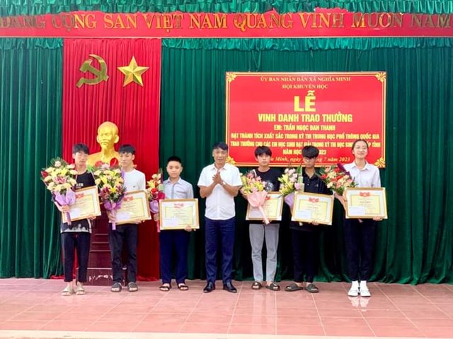 Hội khuyến học xã Nghĩa Minh tổ chức lễ vinh danh, khen thưởng cho các em học sinh đạt thành tích cao.