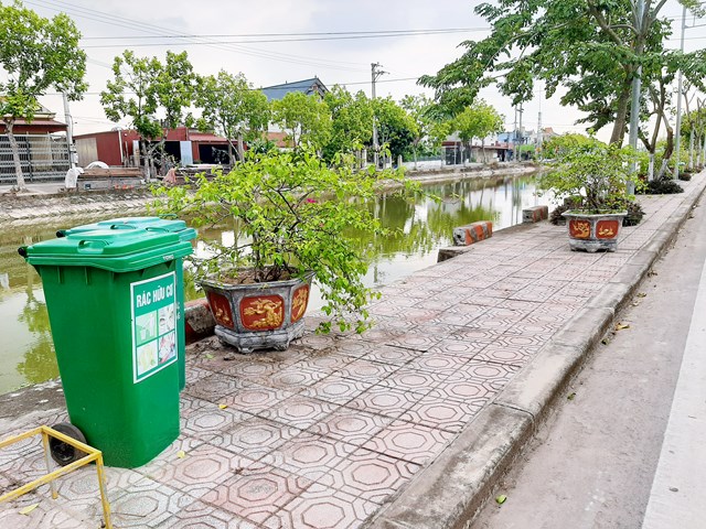 Tuyến đường trục chính được bố trí các thùng rác giúp đảm bảo vệ sinh môi trường ở khu vực công cộng.