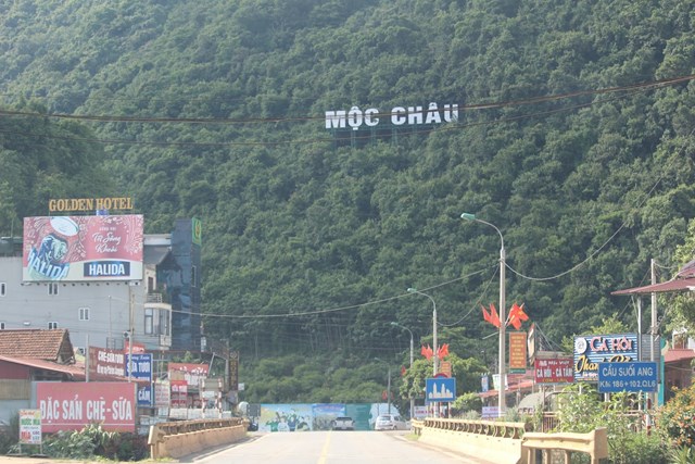Hệ thống đường giao thông quốc lộ 6 chạy qua huyện Mộc Châu khang trang sạch đẹp. Ảnh: Phi Long.