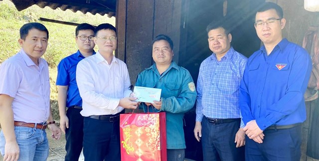 Lãnh đạo Sở GTVT tỉnh trao quà Tết cho nhân dân xã Co Mạ, huyện Thuận Châu.