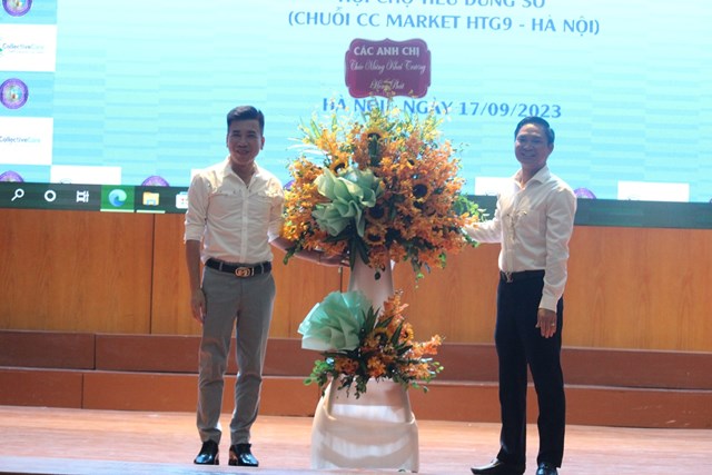 Ông Nguyễn Văn Đoàn, Giám đốc Chuỗi CC Market HTG9 - Hà Nội đón nhận các lãng hoa chúc mừng từ các đại biểu tại chương trình.