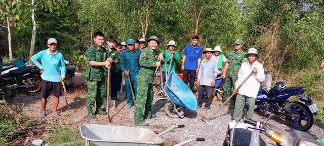 Đo&agrave;n vi&ecirc;n thanh ni&ecirc;n Đồn Bi&ecirc;n ph&ograve;ng Cửa khẩu Quốc tế B&igrave;nh Hiệp tham gia x&acirc;y dựng n&ocirc;ng th&ocirc;n mới.