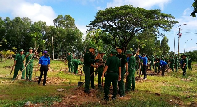 Hoạt động của Đồn phối hợp với đo&agrave;n vi&ecirc;n thanh ni&ecirc;n trồng c&acirc;y xanh.