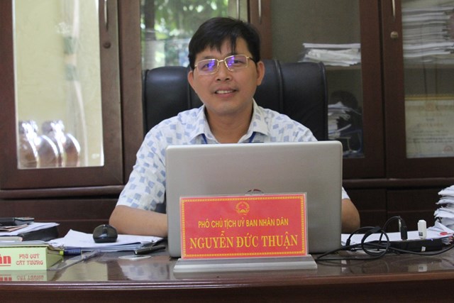 Ông Nguyễn Đức Thuận - Phó Chủ tịch UBND xã Hợp Thành, cho 