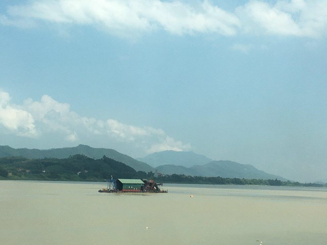 Một số tàu thuyền đang khai thác cát trên địa bàn lòng sông Đà thuộc xã Hợp Thành của Công ty Hùng Yến. Ảnh: Phi Long.