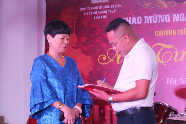 Bà Lại Thị Mai Hương - Giám đốc Công ty Hương Liên trao đổi với phóng viên.