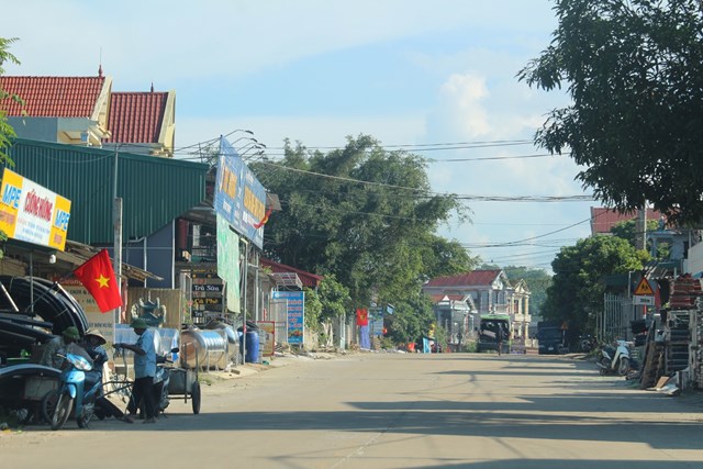 Tuyến đường giao thông trọng điểm chạy qua địa bàn xã Hương Cầu về thị trấn Thanh Sơn thuận tiện cho việc giao thương buốn bán, dịch vụ thương mại phát triển. Ảnh: Phi Long.