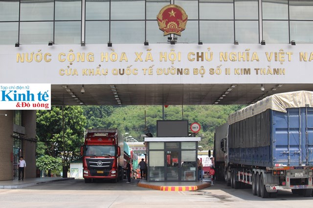 Xe hàng qua Cửa khẩu quốc tế đường bộ số II Kim Thành - Lào Cai. Ảnh: Phi Long.