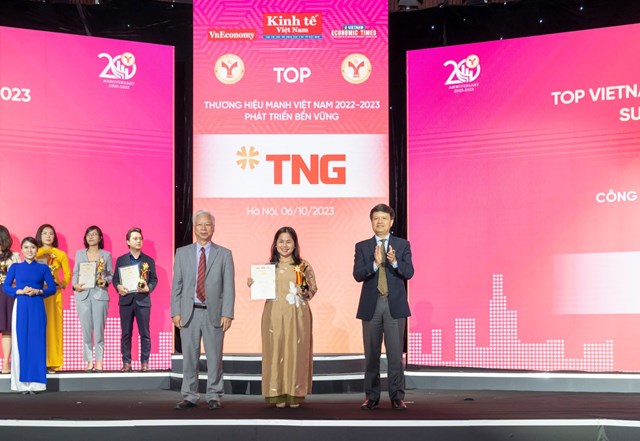  Đại diện TNG Holdings Vietnam nhận giải Thương hiệu mạnh 2022 - 2023.  