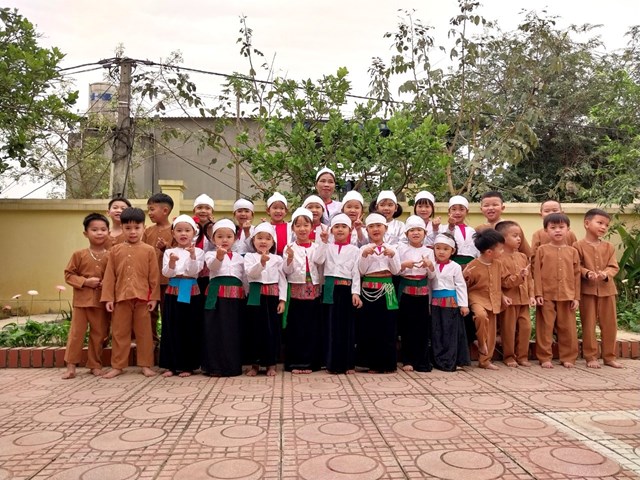 Học sinh nh&agrave; trường trong trang phục truyền thống người Mường (ảnh PV).