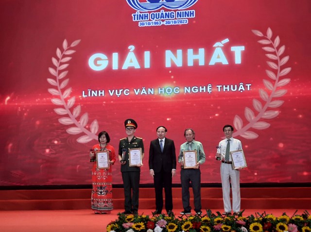 Đồng chí Nguyễn Xuân Ký, Ủy viên Trung ương Đảng, Bí thư Tỉnh ủy, Chủ tịch HĐND tỉnh, trao giải cho các tác giả, nhóm tác giả đoạt giải Nhất lĩnh vực Văn học - Nghệ thuật.