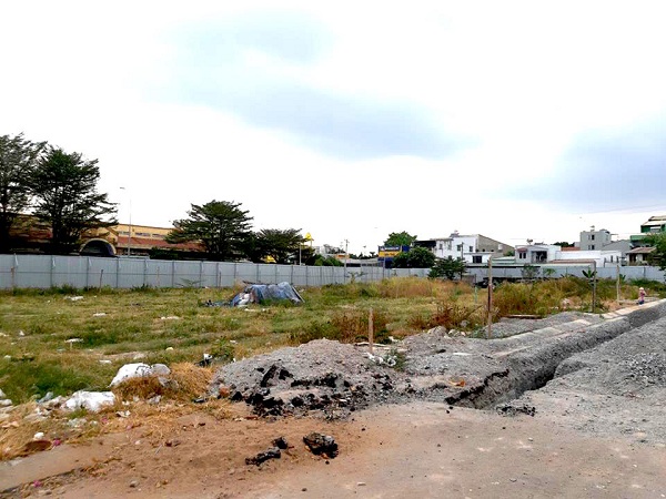 Lợi dụng thị trường bất ổn, nhiều “cò” đất, môi giới, sàn giao dịch BĐS đã thừa nước đục thả câu nhằm hét giá, thổi phồng giá đất lên một cách chóng mặt.