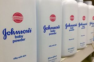 Johnson&Johnson bồi thường tiền tỷ do sản phẩm chứa chất gây ung thư