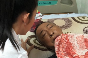 Phó Giám đốc Sở VHTT TP HCM đến bệnh viện động viên nghệ sĩ Lê Bình