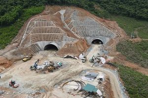 Nhánh hầm đường bộ cao tốc đầu tiên qua Hà Tĩnh đã được thông hầm