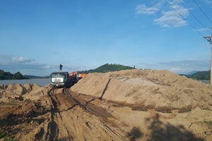 Đắk Lắk: Nạo vét lòng hồ cắm vòi rồng hút luôn cát lậu
