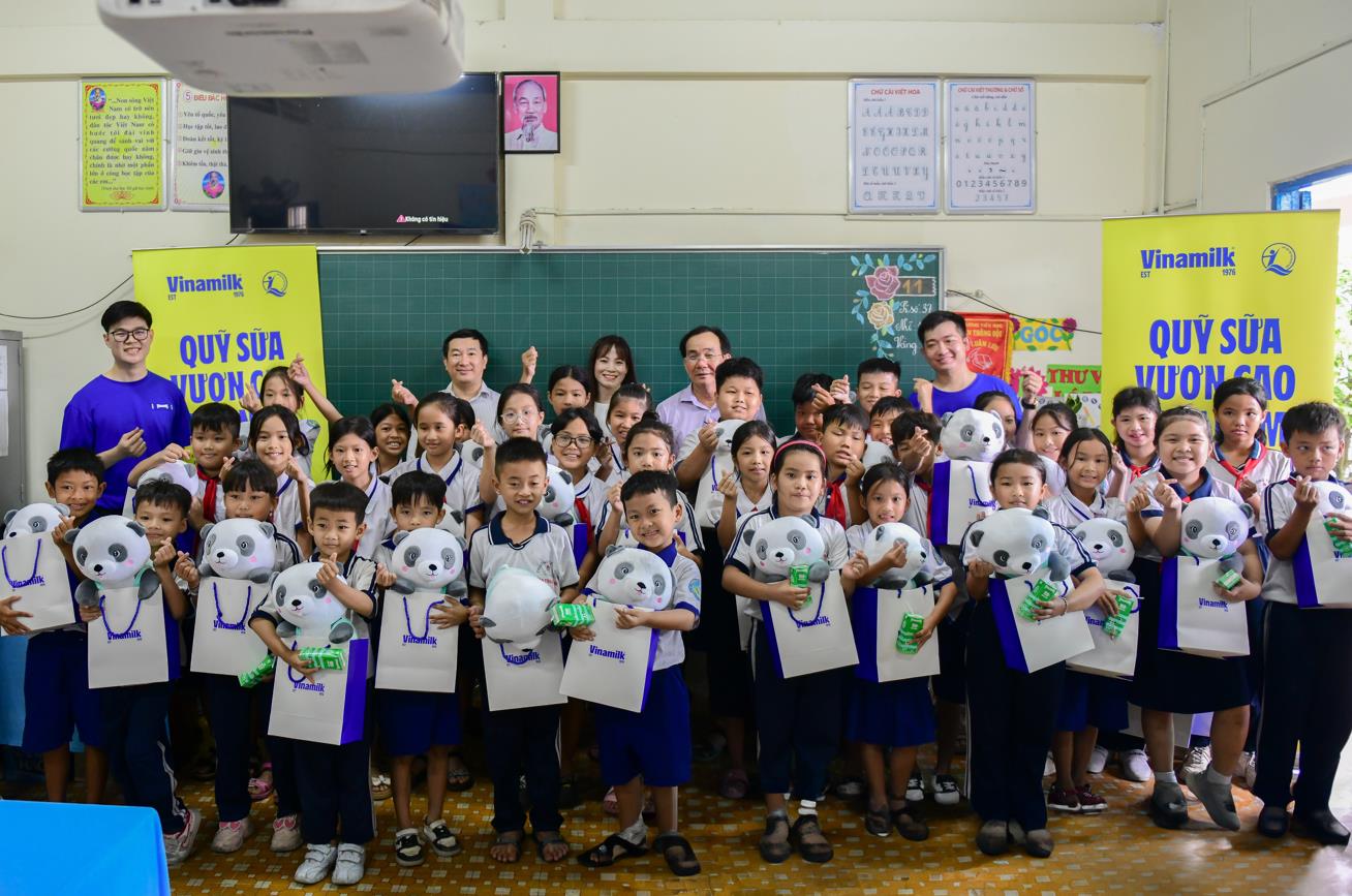 A group of children and a teacher posing for a photo

AI-generated content may be incorrect.