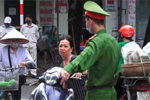 Công an xử phạt nhiều người không đeo khẩu trang ở Hà Nội