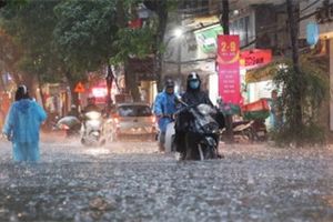 Đường phố Hà Nội ngập nặng sau trận mưa lớn