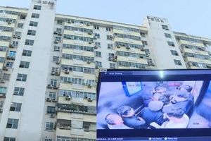 Video: Thang máy chung cư rơi, nhiều người Hà Nội bị thương