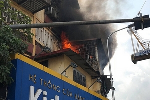 Khu nhà tập thể trên phố Tôn Thất Tùng bất ngờ bốc cháy giữa trưa