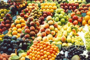 Giá trái cây nhập khẩu giảm mạnh, nhiều loại rẻ hơn trái cây nội địa
