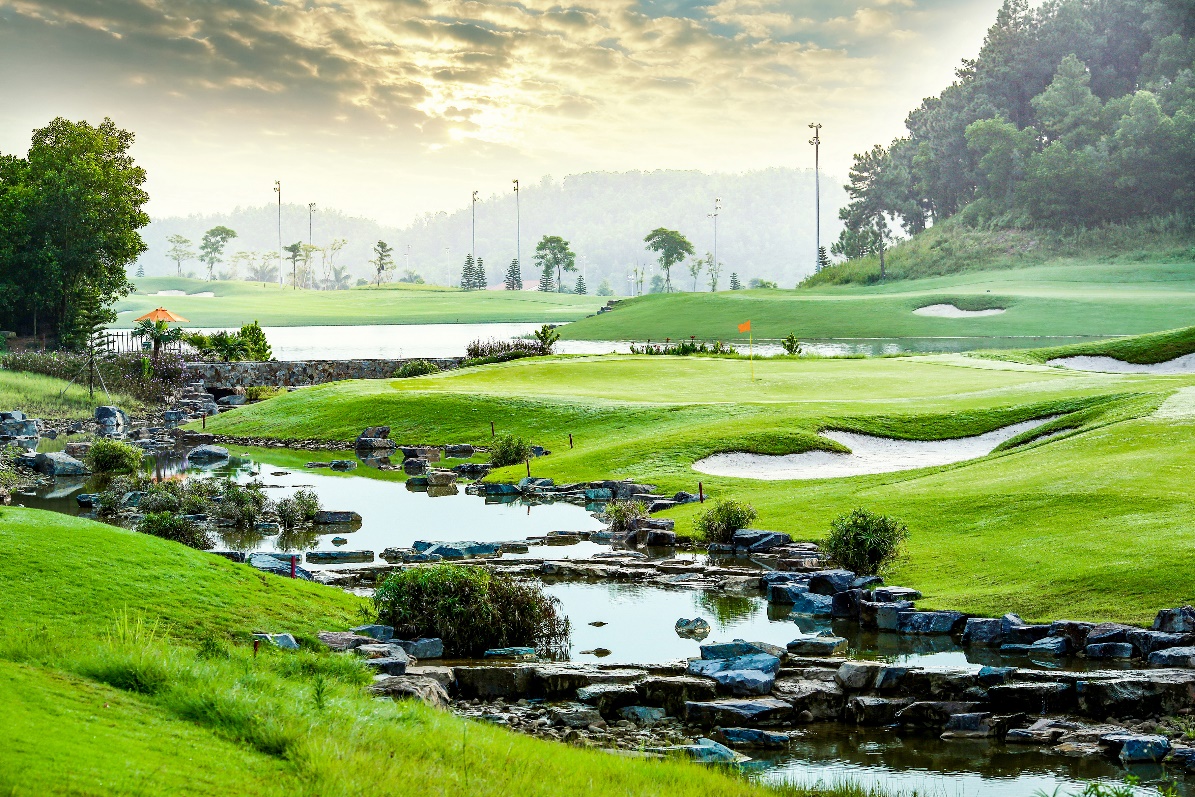 A river running through a golf course

Description automatically generated