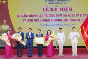 Trường THPT Hà Huy Tập đón nhận Huân chương Lao động hạng Nhất