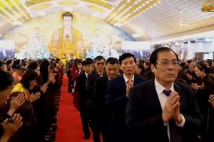 Hội đồng họ Nguyễn TP Hải Phòng trang nghiêm dự lễ hội đầu xuân tại Chùa Đỏ An Hồng