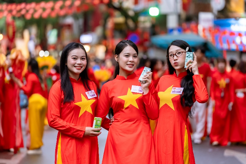 A group of women in red dresses

AI-generated content may be incorrect.