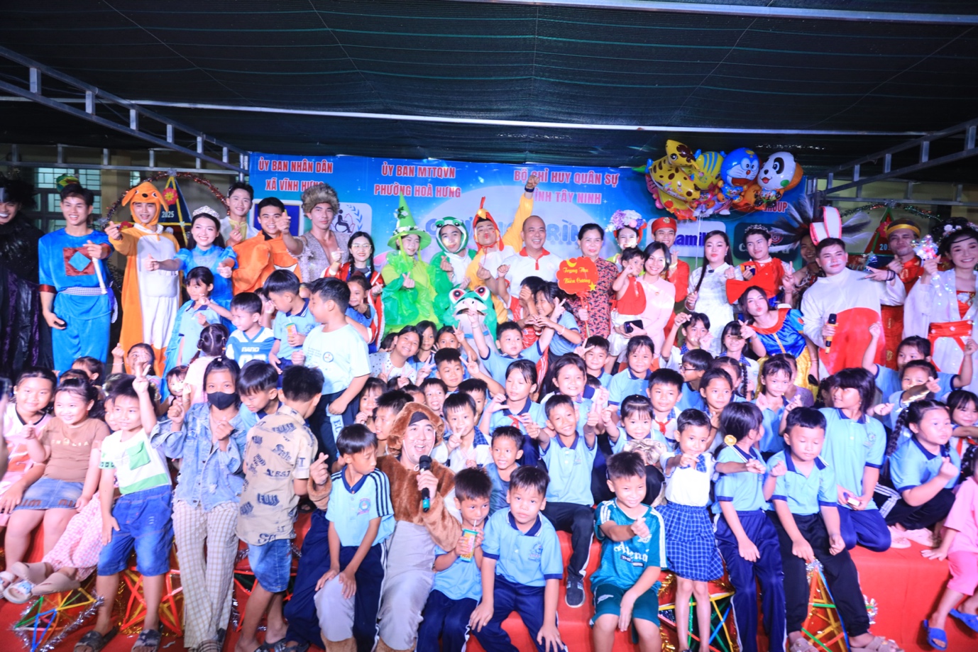 A group of children posing for a photo

AI-generated content may be incorrect.