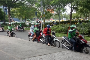 GrabBike dùng chiêu độc 'chặt chém' khách ở Tân Sơn Nhất