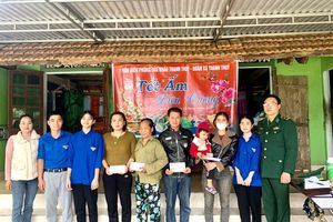 Đồn Biên phòng Cửa khẩu Thanh Thủy tổ chức Chương trình gói bánh chưng trao tặng người nghèo